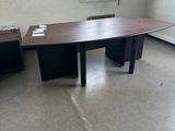un bureau dans une pièce avec une fenêtre en arrière-plan
