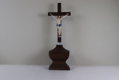 un crucifix en bois surmonté d'une croix