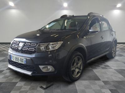 une photo d'une Dacia grise garée dans un garage