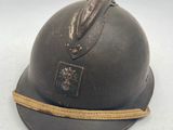 un vieux casque entouré d'une corde, posé sur une surface blanche