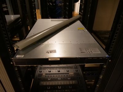 une photo d'une armoire serveur sur laquelle est posé un rouleau de papier