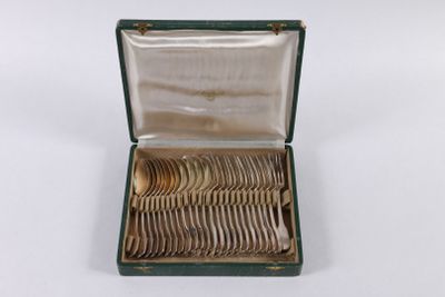 FRANCE, à partir de 1910. Coffret de douze couverts à dessert modèle u