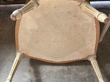une vieille chaise qui a été peinte et qui est en cours de restauration