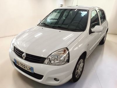 une petite voiture blanche garée dans une pièce blanche