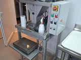 une machine posée sur un chariot dans la cuisine