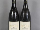 deux bouteilles de vin posées sur une table l'une à côté de l'autre