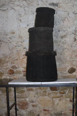 trois piles de chapeaux empilées les unes sur les autres sur une table