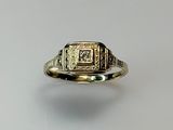 une image d'une bague en or avec un diamant au centre