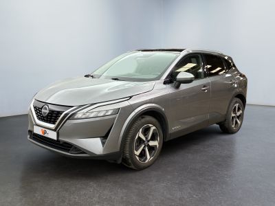 Un SUV Nissan QX dans un showroom au sol noir et aux murs blancs
