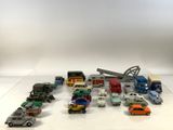 un grand nombre de petites voitures posées sur une table