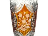 un vase en verre avec un motif floral