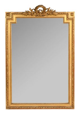 un miroir encadré d'or sur fond blanc