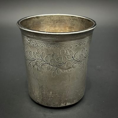 une coupe en argent posée sur une table