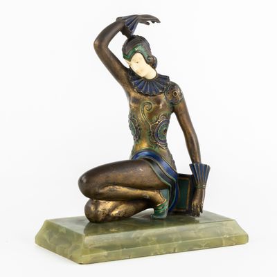 une image représentant une statue d'une femme assise sur un socle en marbre