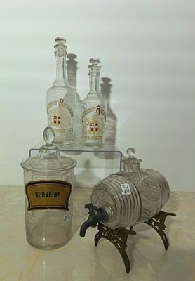 Deux bouteilles, un pot à pharmacie et une cave à liqueur en…