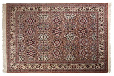 un ancien tapis persan à motif de médaillon