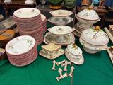 de nombreuses assiettes et bols posés sur une table recouverte d'une nappe verte