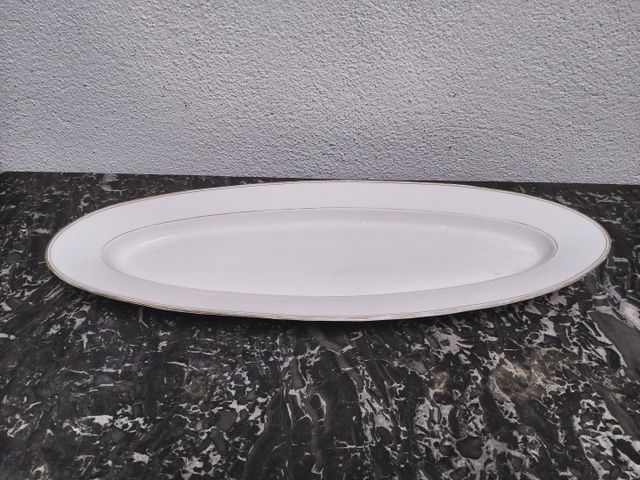 Plat à poisson en porcelaine blanche à filet doré. Largeur 60 cm