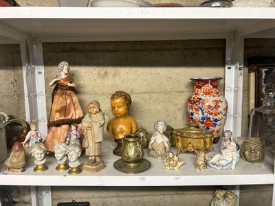 de nombreuses figurines posées sur une étagère dans une pièce