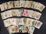 un lot de cartes posées sur une table