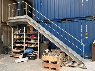 un escalier métallique menant au sommet d'un conteneur bleu