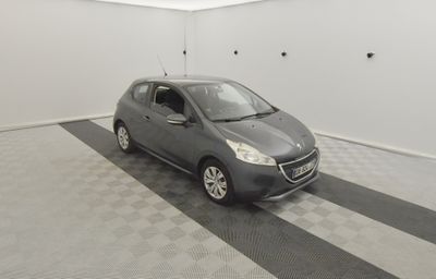 une photo d'une petite voiture grise dans un garage