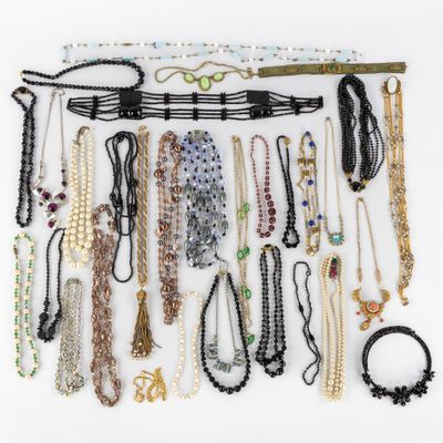 Faux Bijoux : une collection de 30 colliers. Métal doré et a…