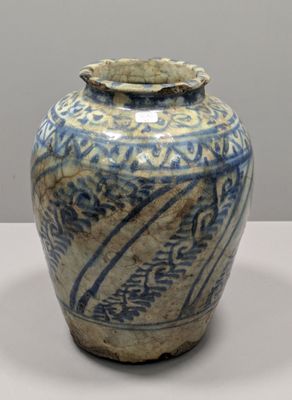 un vase bleu et blanc posé sur une table