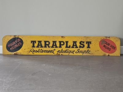 un vieux panneau jaune sur lequel est inscrit « Taraplast »