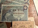 de nombreux types de vieux papiers posés sur une table