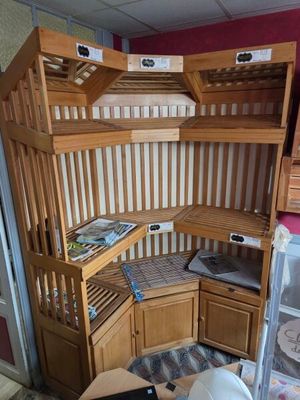 une cuisine d'angle avec un meuble en bois et un micro-ondes