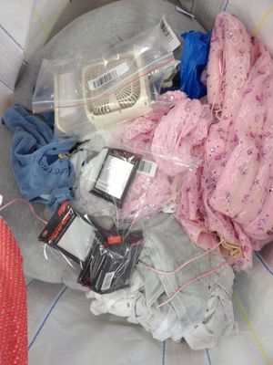 un sac rempli de vêtements et d'autres objets