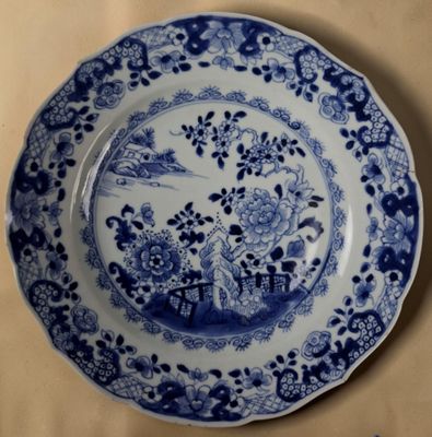 une assiette bleue et blanche posée sur une table