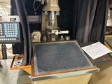 une machine qui se trouve dans une pièce fermée par un rideau noir