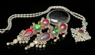 gros plan d'un collier sur une surface noire