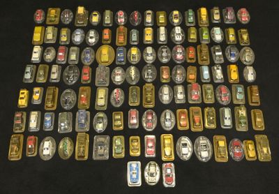 un grand nombre de petites voitures posées sur une table