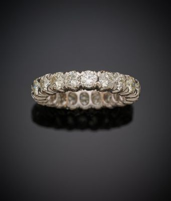 une bague en or blanc sertie de cinq diamants ronds taille brillant