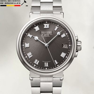 une image d'un gros plan d'une montre-bracelet avec des chiffres romains