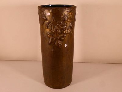 un vase brun posé sur une table