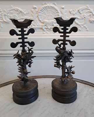 deux bougies posées sur une table en marbre
