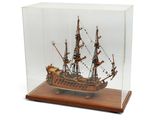 une petite maquette de bateau dans une vitrine