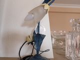 une lampe posée sur une table à côté d'un vase en verre