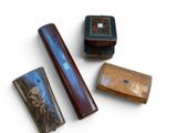 plusieurs types de boîtes et de coffrets en bois posés sur une surface blanche