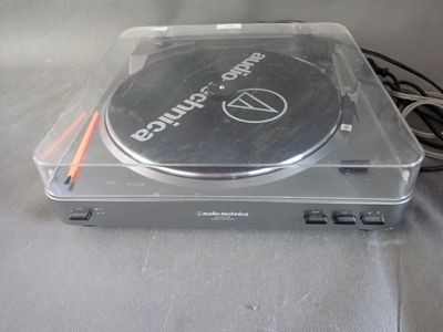 une photo d'une platine posée sur une table