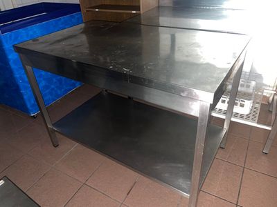 une table en acier inoxydable au milieu d'une cuisine