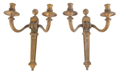 paire d'appliques murales anciennes en laiton sur fond blanc