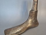 l'image d'un objet métallique qui ressemble à une chaussure