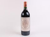 la bouteille de vin rouge est posée sur une surface blanche
