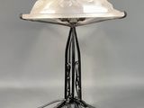 une lampe posée sur une table