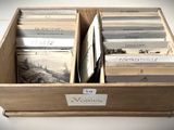 une caisse en bois remplie de vieux livres posée sur une table
